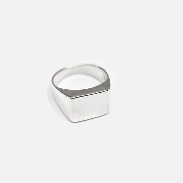 Square Signet Ring In 𝙎𝙩𝙚𝙧𝙡𝙞𝙣𝙜 𝙎𝙞𝙡𝙫𝙚𝙧