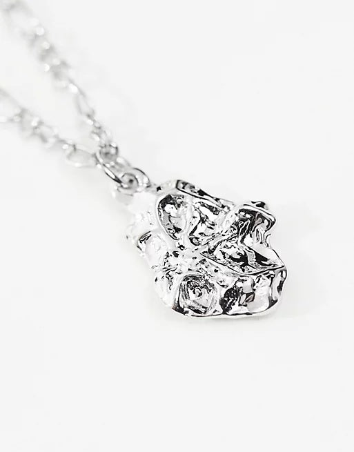 Hammered Pendant Necklace In Silver